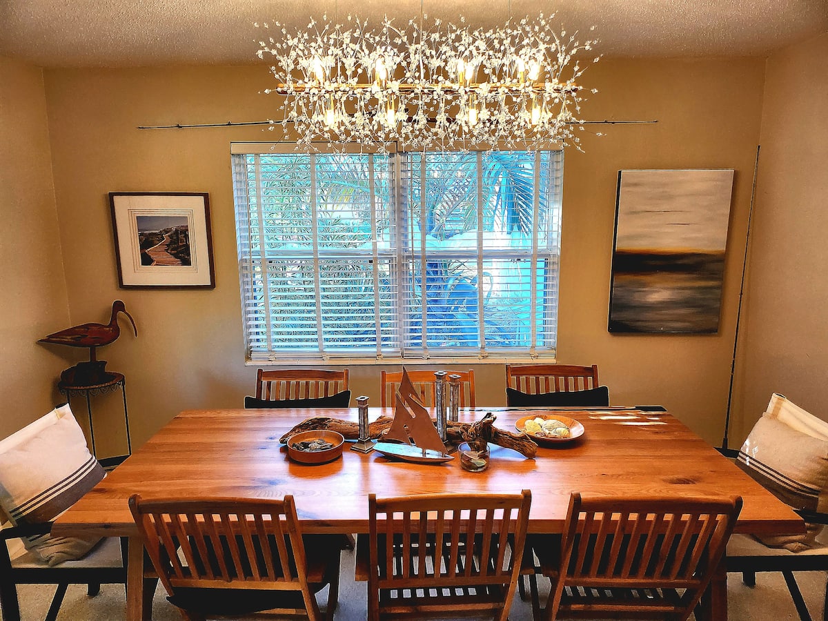 The Wild Orchid dining room
